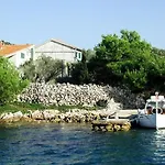 بيت للعطل House Kornati Robinzon Sit